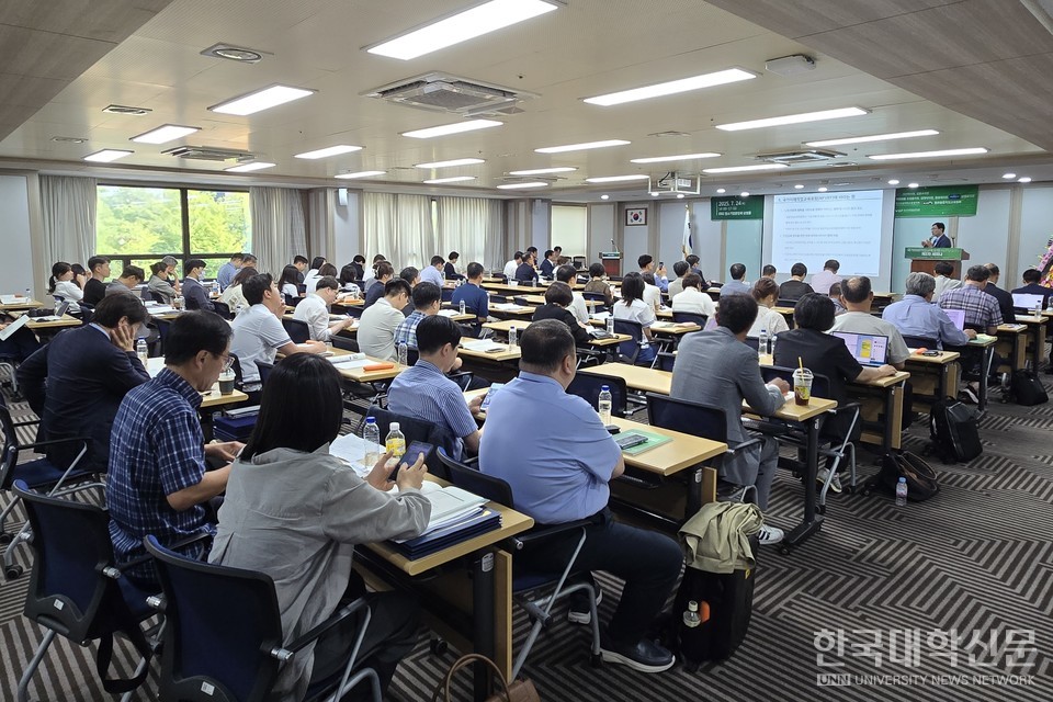 24일 서울특별시 영등포구에서 열린 ‘국가미래직업교육포럼(NFVEF) 제2차 세미나’ 참석자들이 중등직업교육위원회의 2025년 사업계획을 듣고 있다. (사진=임연서 기자)