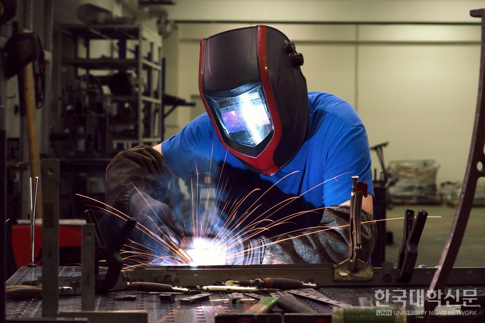  광역형 비자 제도에서 교육청과 지방자치단체가 우수한 유학생을 함께 추천하는 경로를 마련해야 한다는 의견이 교육계를 중심으로 나온다. (사진=아이클릭 아트)