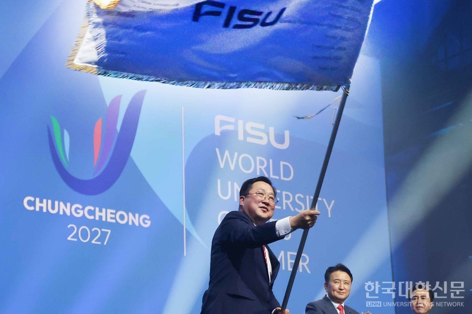이장우 대전광역시장이 지난 27일 '2025 라인-루르 하계 유니버시아드 대회' 폐회식에 참석해 국제대학스포츠연맹(FISU)으로부터 2027년 대회기를 인수 받아 대회기를 흔들고 있다. (사진=대전광역시)