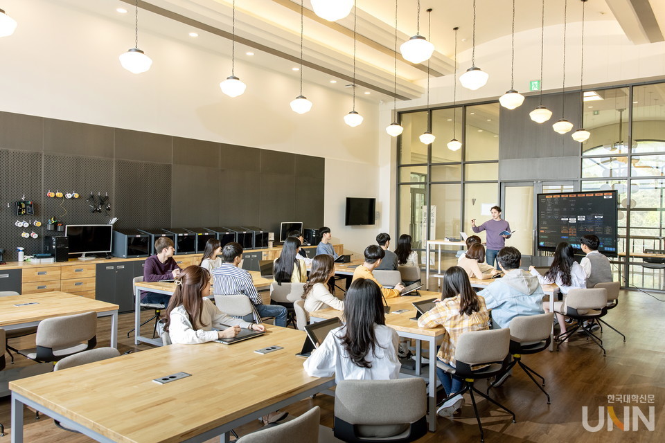 선문대 I-Lab 강의실에서 학생들이 수업을 듣고 있다. (사진=선문대)