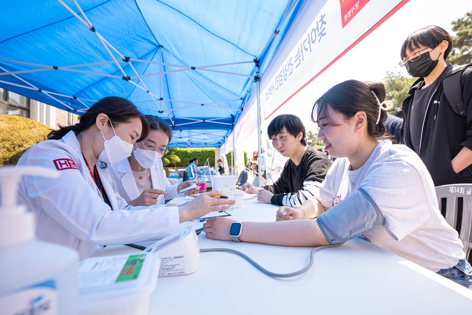 양지병원이 경기대 대학축제에서 의료지원·의료상담서비스를 제공하고 있다.