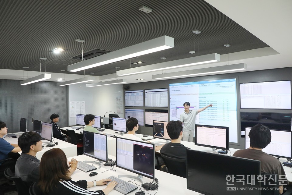 전두용 영남이공대 사이버보안과 학과장이 사이버보안 전공 수업을 진행하고 있다. (사진=본인 제공)