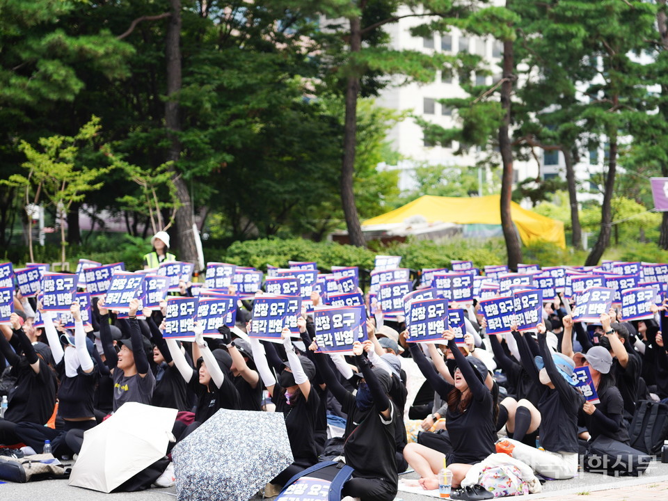 최근 교권침해 피해교사가 가해학생과 같은 공간을 피하기 위해 개인 연가나 병가를 사용해야 하는 상황이 발생하면서 피해교사 보호를 위한 법적 장치 마련 필요성이 커지고 있다. 이에 상해, 폭행, 성희롱 등 중대 교권침해 발생 시 가해 학생에게 특별교육 이수, 출석정지, 학급교체 등의 긴급조치를 취할 수 있도록 하는 ‘교원의 지위향상 및 교육활동 보호를 위한 특별법’(교원지위법) 개정안이 발의됐다. (사진=한국대학신문 DB)