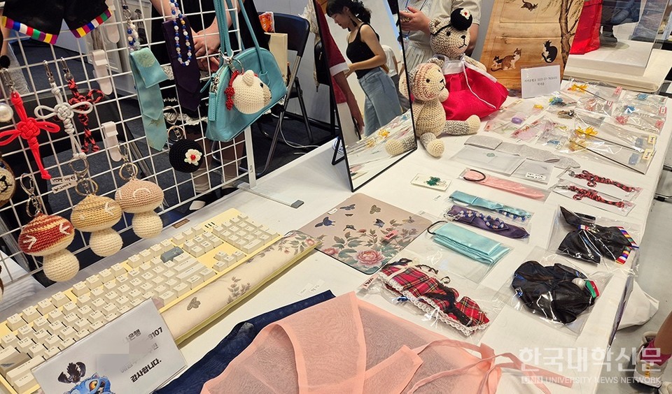 다양한 한복 관련 굿즈 상품 모습.