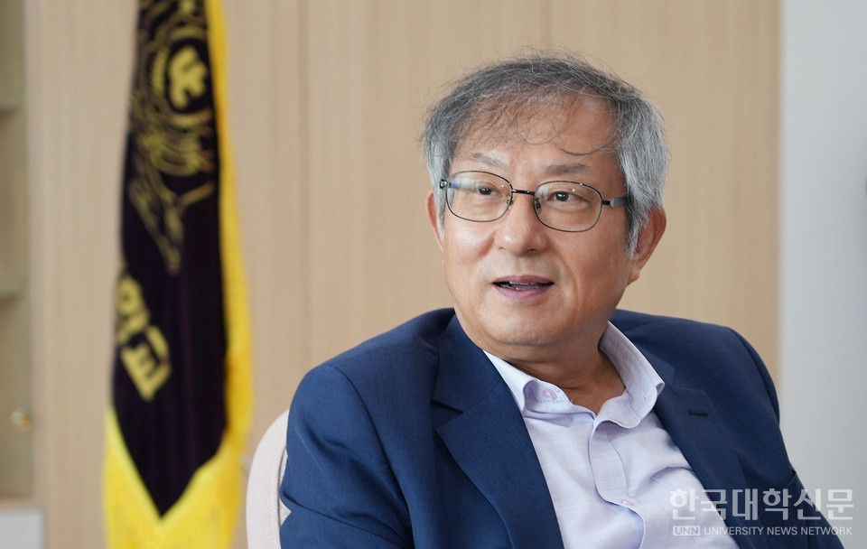 지난 4일 본지는 울산과학대에서 조홍래 총장을 만났다. 울산과학대는 연암공대, 한국폴리텍Ⅶ대학과 특별연합대학을 구축해 글로컬대학30 사업 재도전에 나선다. 조 총장은 특별연합대학을 통해 동남권 제조업 생태계의 동반 성장 등을 이끌어내겠다는 포부를 전했다. (사진=울산과학대)