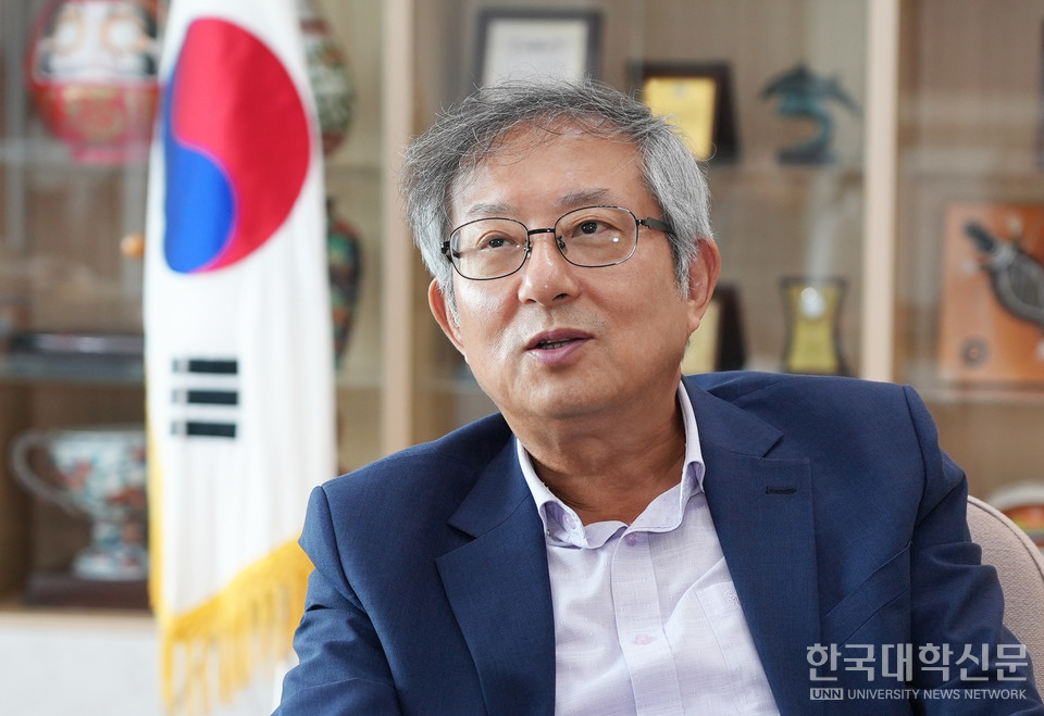 지난 2월 울산과학대 제13대 총장으로 연임한 조홍래 총장이 연임 소감을 전하고 있다. (사진=울산과학대)