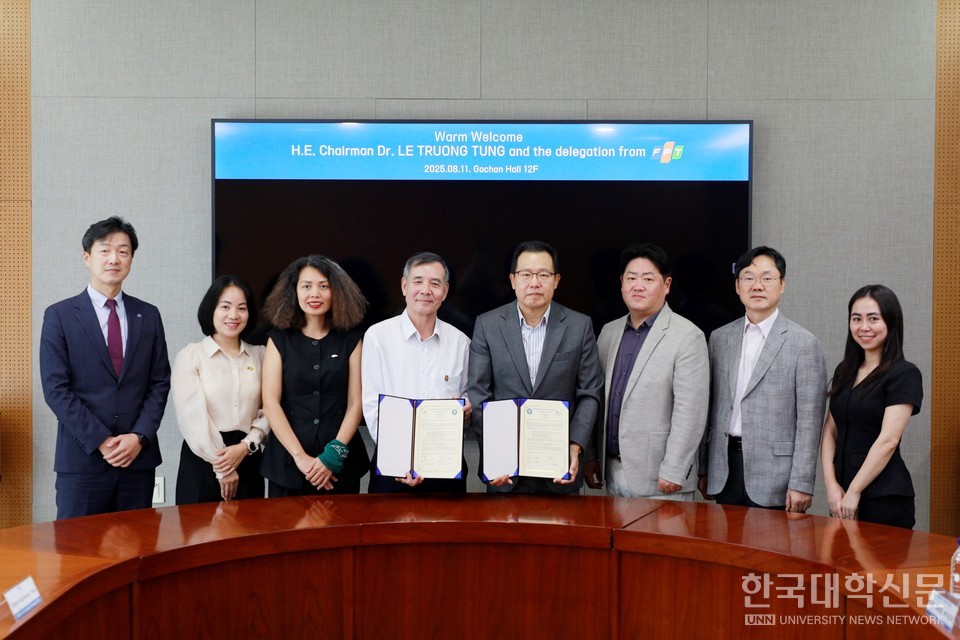 가천대 윤원중 부총장(가운데 오른쪽)과 베트남 FPT대학교 레쯔엉뚱 이사장이 협약을 체결하고 관계자들과 기염촬영을 했다.