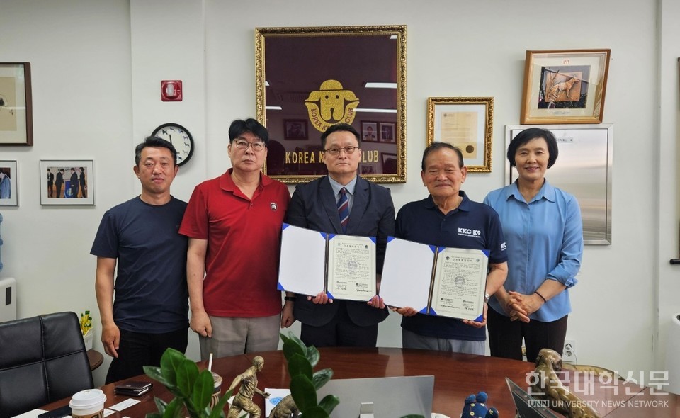 7일 서울 한국애견협회 사무실에서 열린 대구한의대-한국애견협회 업무협약식에서 양 기관 관계자들이 기념촬영을 하고 있다. 왼쪽부터 김창영 이사, 최재헌 이사, 송광영 학과장, 신귀철 회장, 박애경 부회장.