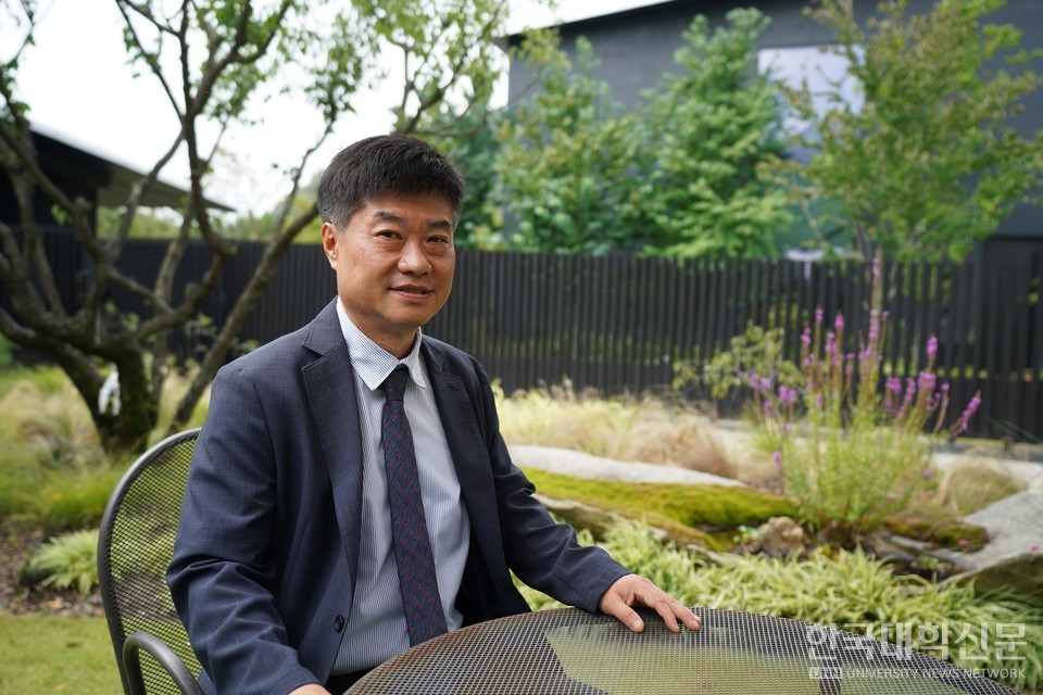 3ÁÖ±â Àü¹®´ëÇÐÇõ½ÅÁö¿ø»ç¾÷¹ßÀüÇùÀÇȸ ½ÅÀÓȸÀåÀ¸·Î À±¿ì¿µ °è¸í¹®È´ë ±âȹ½ÇÀå(Çõ½ÅÁö¿ø»ç¾÷´ÜÀå)ÀÌ ¼±ÃâµÆ´Ù. (»çÁø=Àü¹®´ëÇÐÇõ½ÅÁö¿ø»ç¾÷¹ßÀüÇùÀÇȸ)