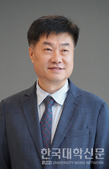 À±¿ì¿µ Àü¹®´ëÇÐÇõ½ÅÁö¿ø»ç¾÷¹ßÀüÇùÀÇȸ ½ÅÀÓȸÀå. (»çÁø=ÇÑ¸í¼· ±âÀÚ)