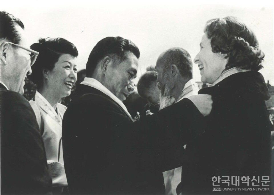 1968년 박정희 대통령으로부터 아버지 마틴 선교사의 ‘건국훈장 독립장’을 수여 받는 맏딸 마가렛 선교사(사진=숭실대)