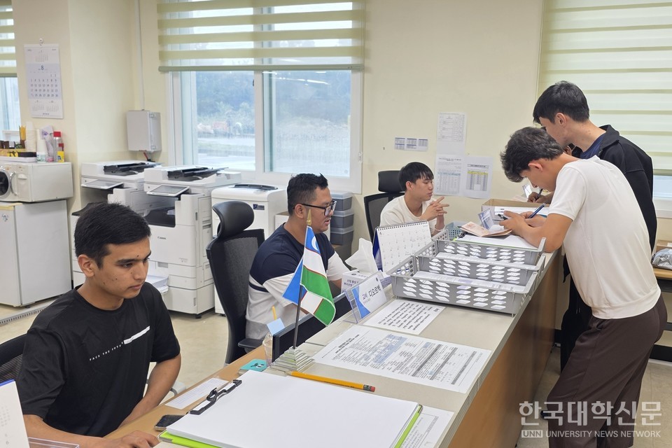 서정대 국제관 사무실에서 일하고 있는 외국인 유학생들. (사진= 주지영 기자)