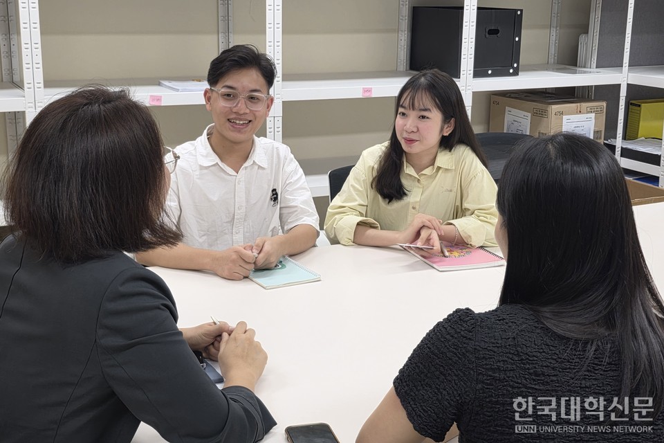 지난 13일 뚜엣 리(20, 베트남) 씨와 즈으엉(19, 베트남) 씨가 손혜진 연구소장과 베트남 교수와 상담하고 있다. (사진= 주지영 기자)