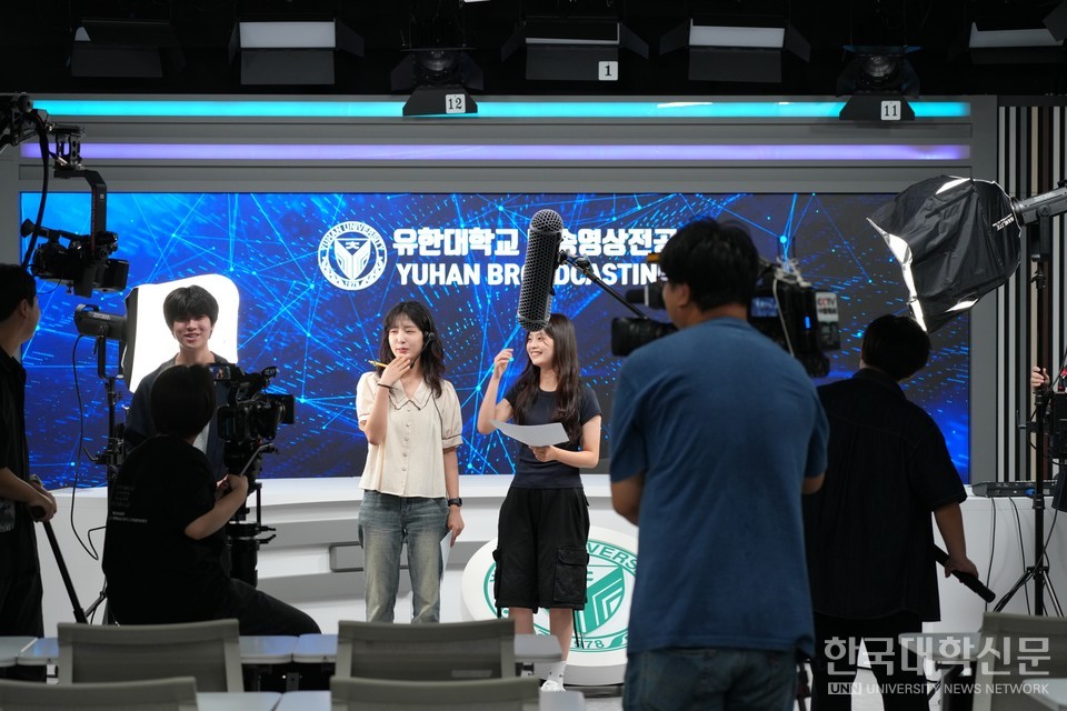 중국 CCTV-2 촬영팀이 유한대 방송영상전공의 수업장면을 취재하고 있다.