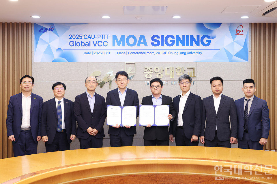 (왼쪽부터) 중앙대 우수한 국제처장, 이찬규 행정부총장, 위정현 가상융합대학장, 박상규 총장, PTIT 당화이박 총장, 도쭝안 과학기술관리국제협력부 부국장, 부득르엉 한-베센터 센터장, 부반트엉 에듀테크부 부장