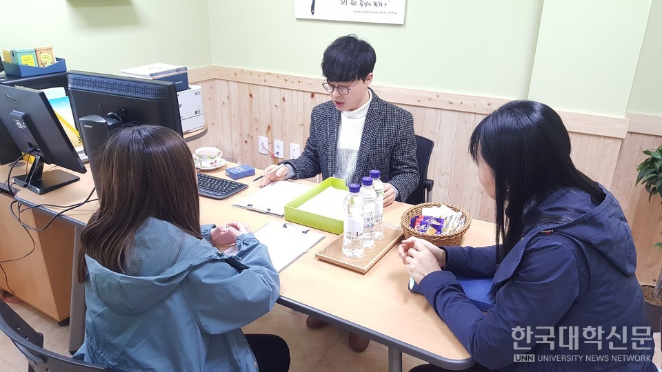 광주진로진학지원센터에서 1대 1 맞춤형 대입 상담을 받고 있는 학생 모습. (사진=한국대학신문DB)