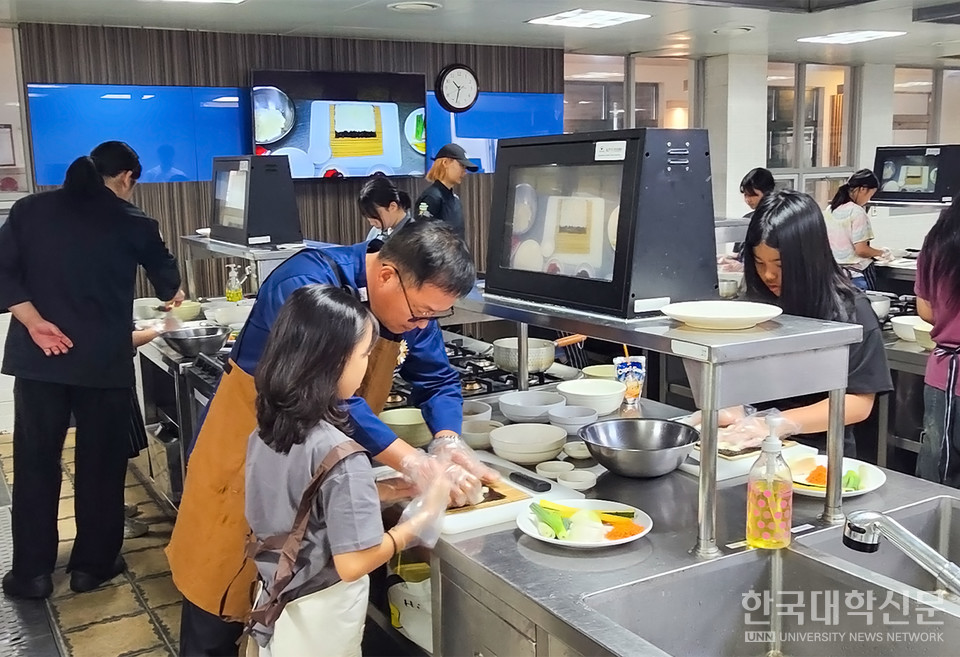 와이즈유 영산대 K-Food조리전공이 최근 영셰프 프로그램을 진행하고 기념촬영을 하고 있다.