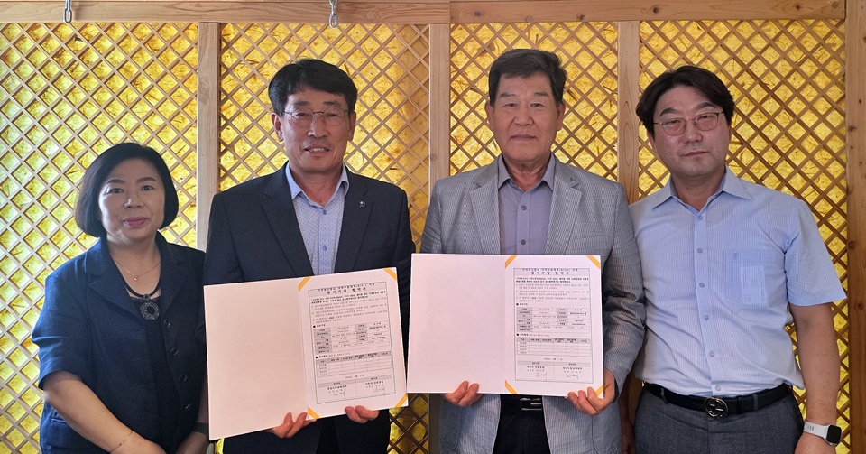 경남도립남해대학과 사천시산림조합이 최근 라이즈 관련 업무협약을 체결한 가운데, 협약식 참석자들이 기념 촬영을 하고 있다. (사진=남해대학)