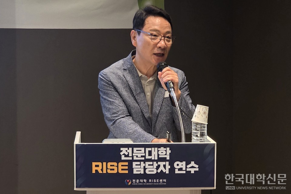  김헌영 중앙RISE위원회 위원장이 21일 ‘전문대학 RISE 담당자 연수’에서 라이즈 취지에 대해 설명하고 있다. (사진= 주지영 기자)