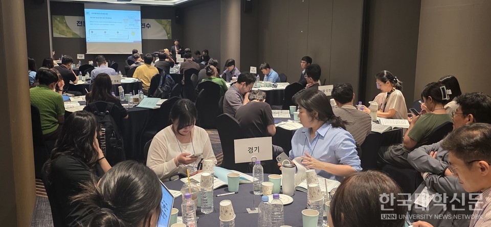 21일 ‘전문대학 RISE 담당자 연수’에서 권용준 한국영상대 교수가 ‘지역기반 혁신인재 양성을 위한 교육설계와 운영’을 주제로 발표하고 있다. (사진= 주지영 기자)