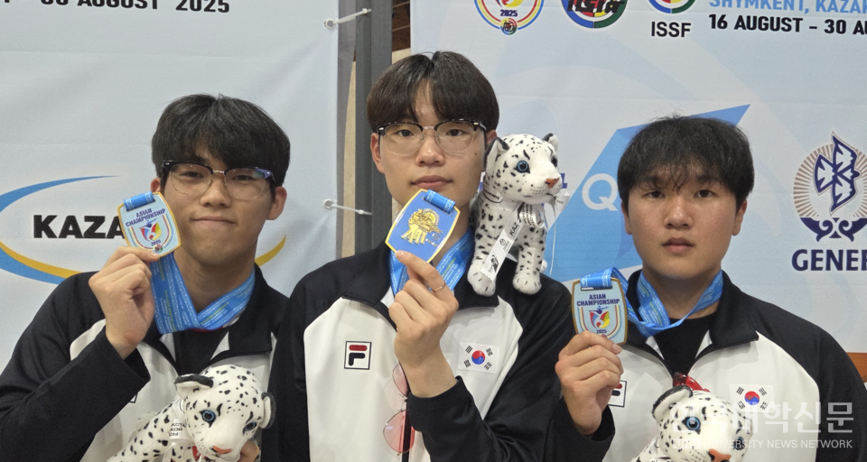 청주대 사격부 소속 김두연(오른쪽) 선수가 남자10m공기권총 단체전에서 금메달을 획득한 뒤 김강현(가운데), 송승호 선수와 기념사진을 촬영하고 있다.