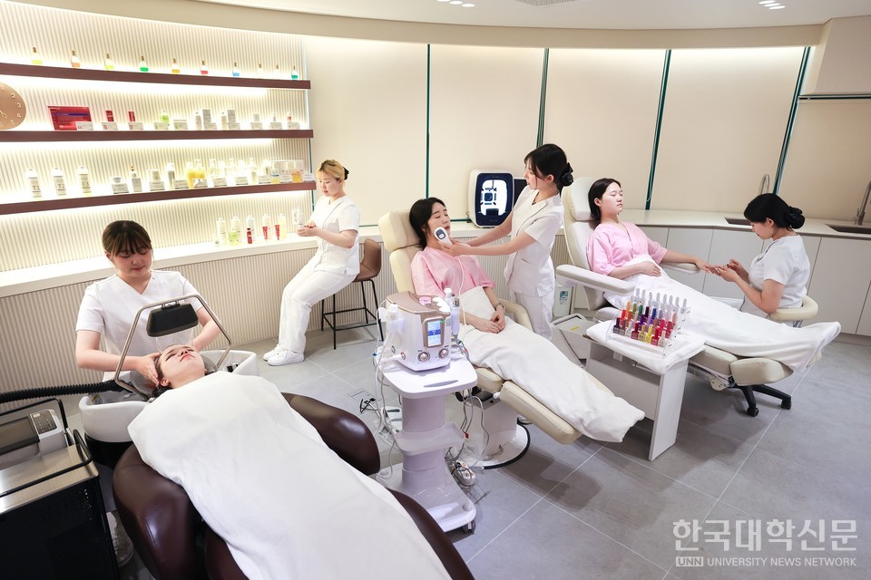 경남정보대 글로벌K뷰티학과 실습 장면. (사진=경남정보대)