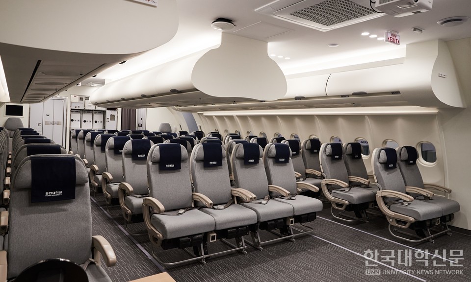 수시1차 면접고사를 실시하는 항공서비스학과의 최신 기내실습실. A330기종. (사진= 유한대 제공)
