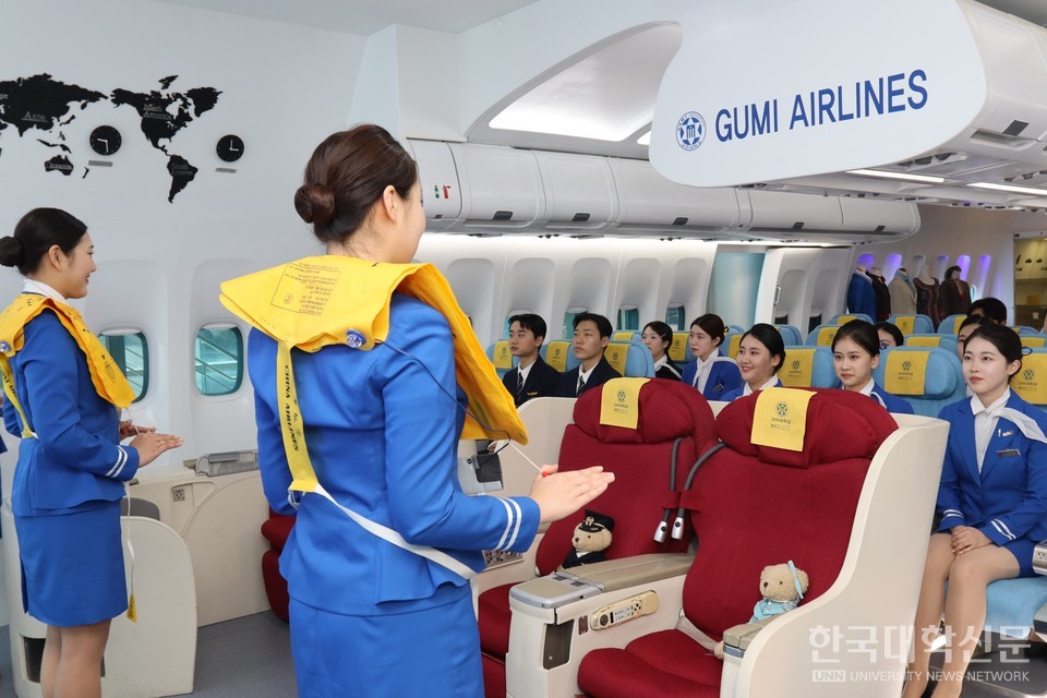 호텔관광항공서비스과, 승무원 실습. (사진=구미대 제공)