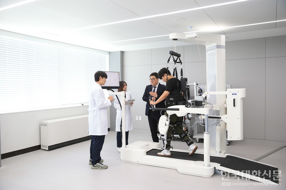 경운대 로봇재활치료 실습. (사진= 경운대 제공)