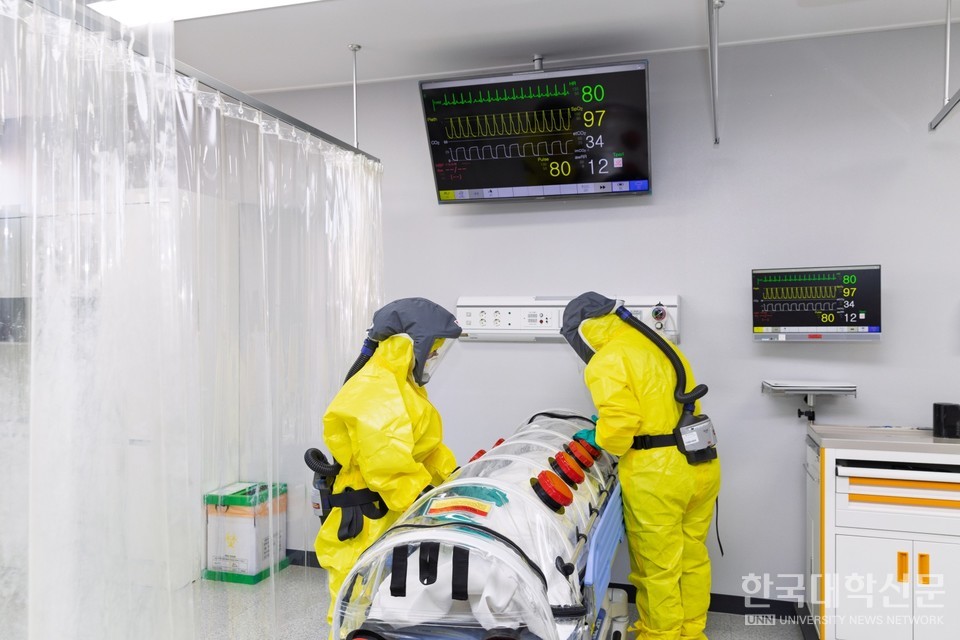 경운대 간호학과 재학생들의 감염관리시뮬레이션실습. (사진= 경운대 제공)