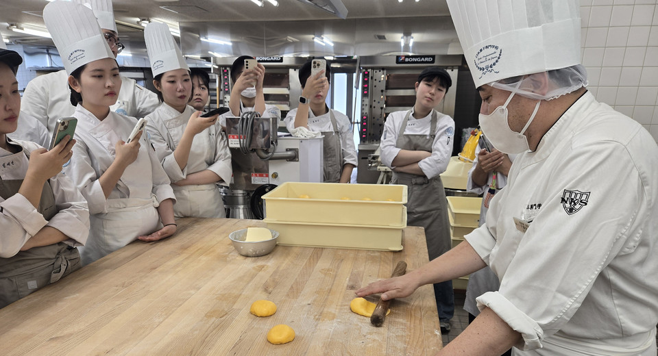 대림대학교 제과제빵과 학생들이 20일부터 23일까지 전공 심화 교육을 위한 단기 연수 프로그램으로 일본 최고 명문학교인 일본 과자전문학교에서 빵 제품을 직접 제조해보는 실습수업을 진행하고 있다. (사진=대림대)