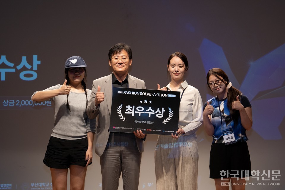 왼쪽부터 박가빈, 황기현 단장, 이시은, 정해은 학생.