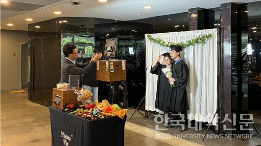 ‘2025 한림대 사회입학식’ 포토존 에서 한 졸업생이 기념촬영을 하고 있다,