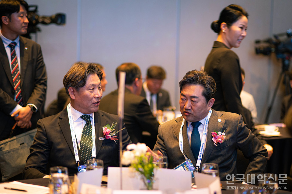 지난 4월 열린 글로벌 해양 허브도시 부산, 미래전략 실천대회에서 한원희, 류동근 총장이 대화를 하고 있다. (사진=한국해양대)