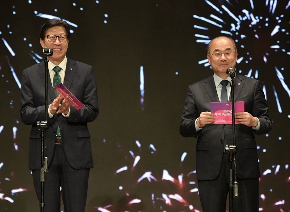 지난 5월 열린 '제5회 부산라이즈위원회' 관련 행사에서 박형준 부산시장(왼쪽)과 최재원 부산라이즈위원회 공동위원장(부산대 총장, 오른쪽)이 참석하고 있다. (사진=부산시)
