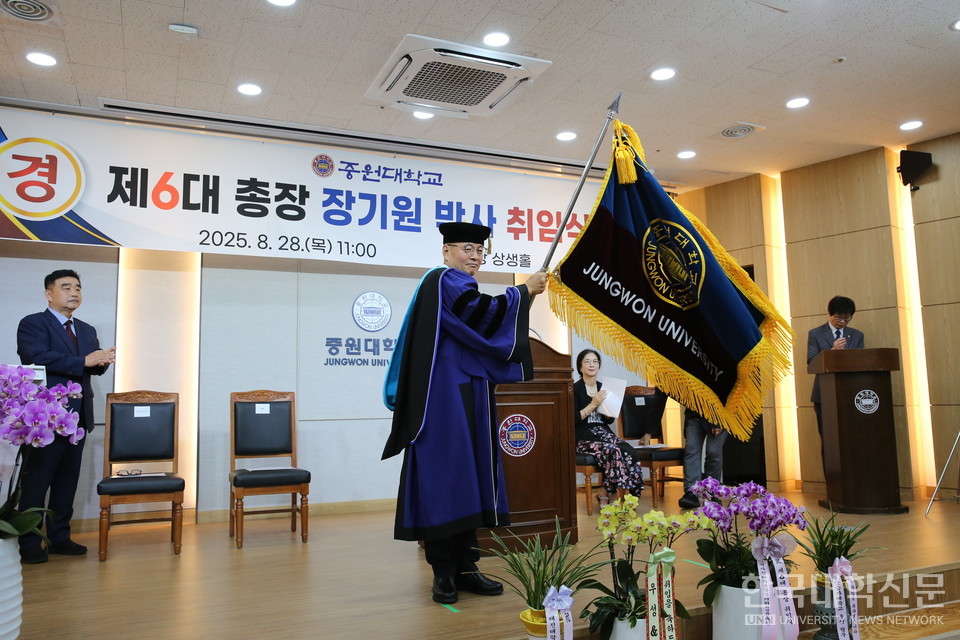 장기원 총장이 교기를 흔들고 있다.