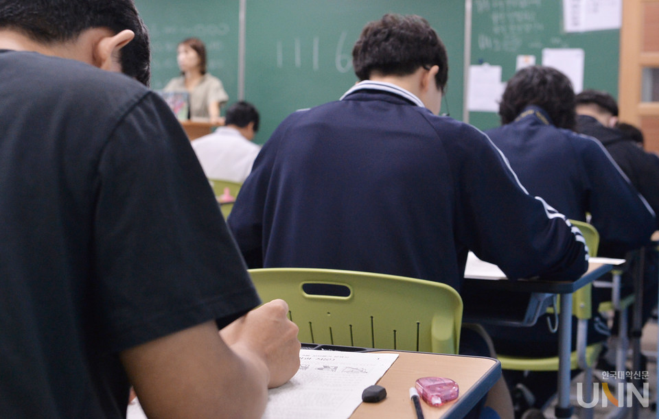 2025학년도 수능 9월 모평을 풀고 있는 학생들. (사진=한국대학신문DB)