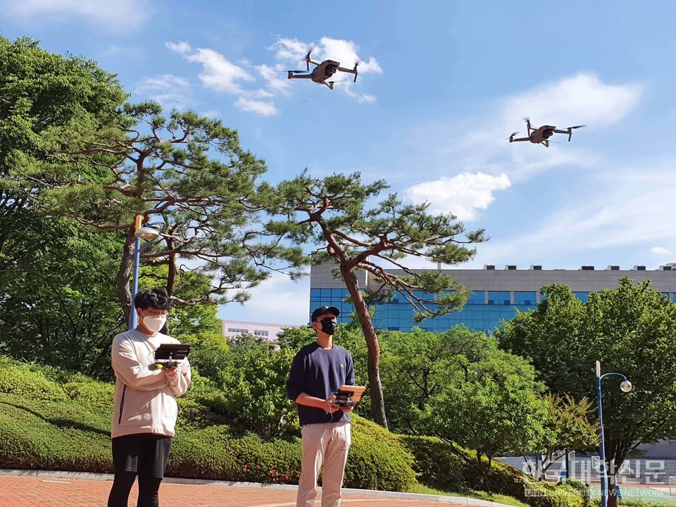 영진전문대 무인항공드론과 학생들이 실습 수업에 참여한 모습.