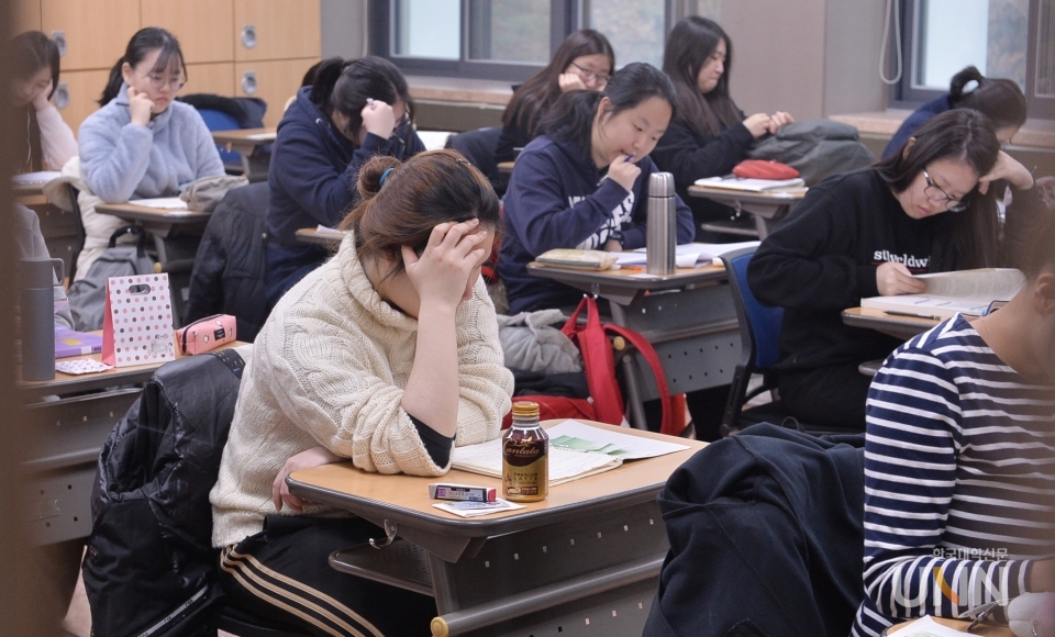 한국교육과정평가원 주관 수능 모의평가에 응시하는 수험생들의 모습 (사진=한국대학신문DB)