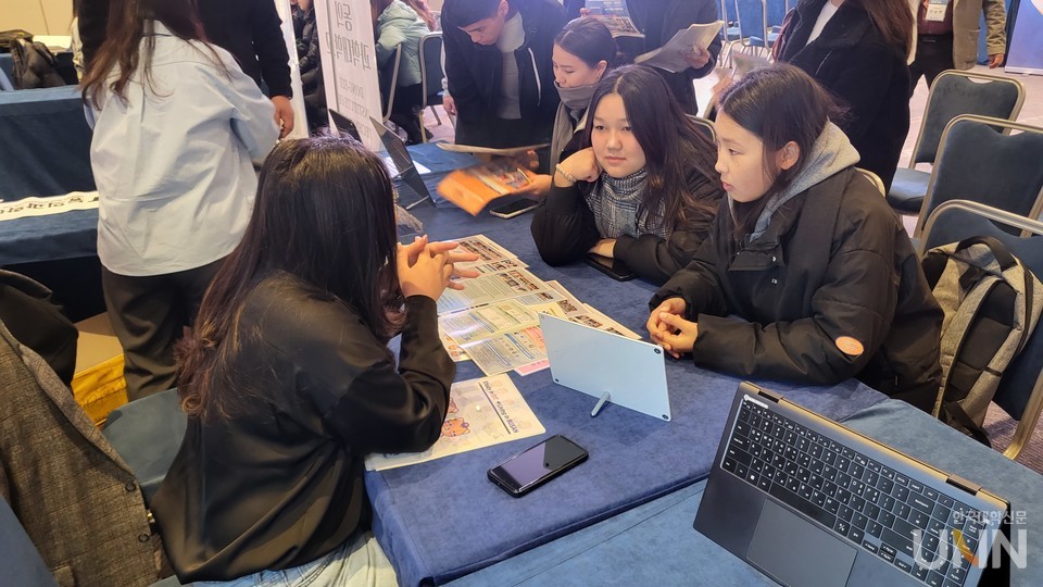 지난해 키르기스스탄 비쉬켁에서 열린 ‘키르기스스탄 고등직업교육 한국유학박람회’에서 현지 학생이 상담을 받고 있다. (사진= 주지영 기자)