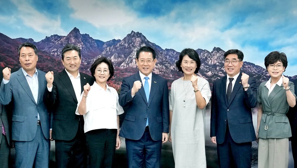 김영록 전라남도지사(왼쪽 네 번째)가 지난 2일 도청 접견실에서 전남 RISE위원회 공동위원장인 이주희 동신대학교 총장, 전남지역 대학 총장들과 환담을 마치고 기념촬영을 하고 있다. (사진=전남도)