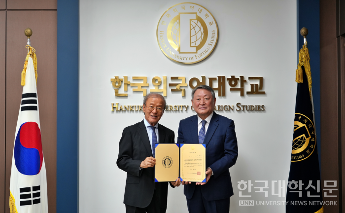 발전기금 기부 증서와 함께 기념 촬영하는 윤윤수 미스토홀딩스 회장(왼쪽)과 박정운 총장.