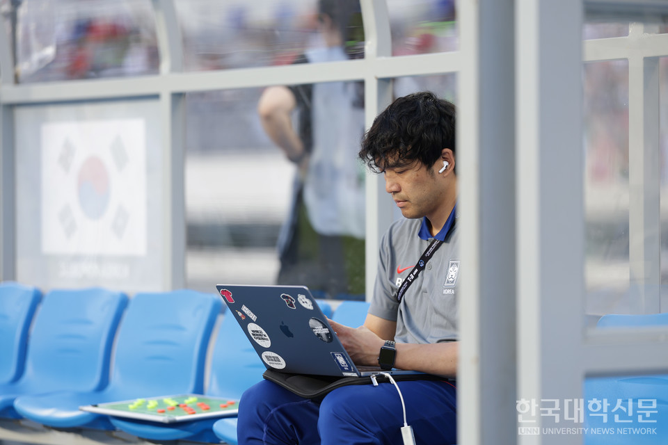김보찬 대경대 AI스포츠분석과 교수가 경기장에서 데이터 분석을 하고 있다. (사진=대경대)