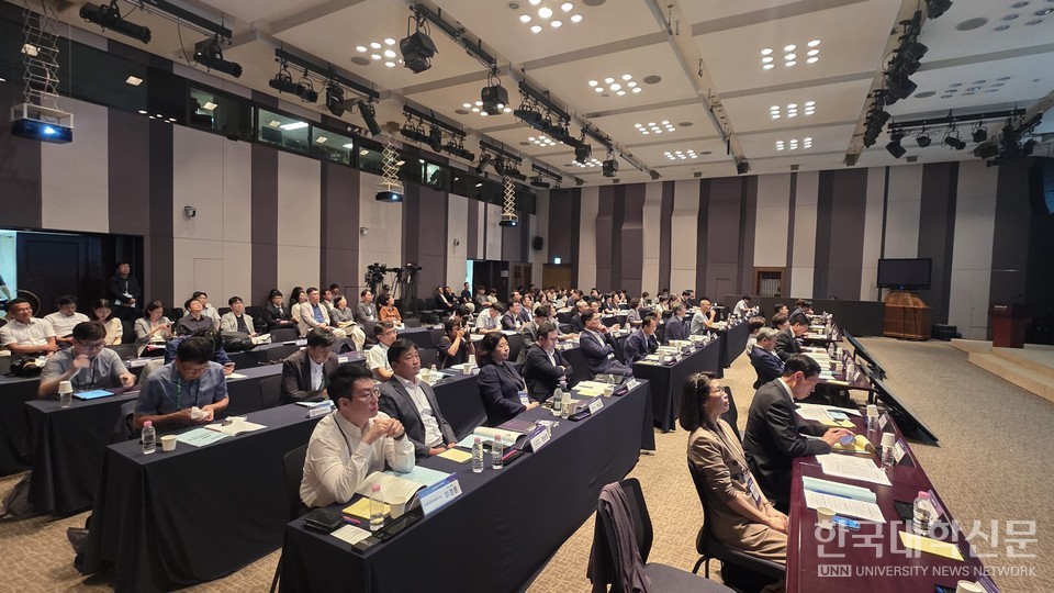 8일한국프레스센터에서 ‘미래교육 대전환을 위한 지방교육재정 전략 포럼’이 개최됐다. 이날 참석자들이 이선호 한국교육개발원 미래교육연구본부장 발표를 듣고 있다. (사진= 주지영 기자) 