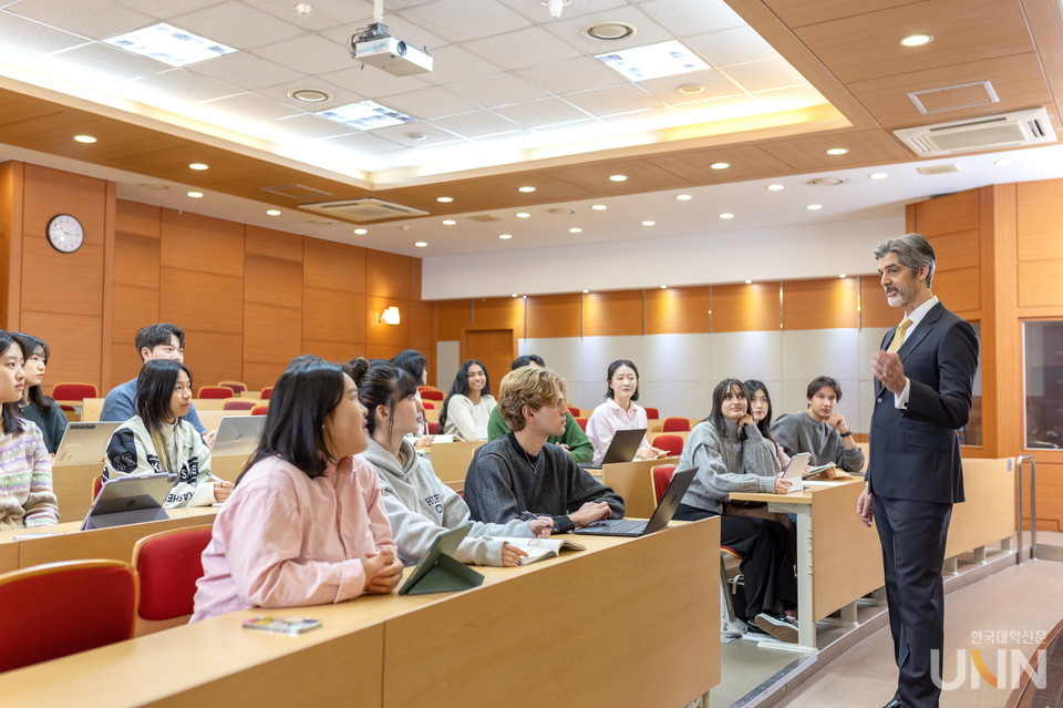 강의를 듣고 있는 한국외대 학생들 모습. (사진=한국외대)
