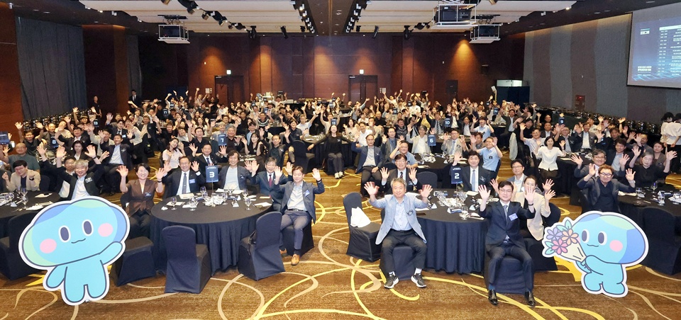 지난 ‘경기도 RISE 수행대학 협력 네트워킹 데이’에서 참석자들이 기념 촬영을 하고 있다. (사진=경기도경제과학진흥원)