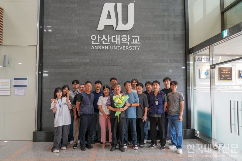 29년 7개월이라는 긴 세월 동안 보이지 않는 곳에서 대학의 기반을 묵묵히 지켜온 우제길 선생의 퇴임은 안산대 구성원들에게 큰 울림을 남기며 따뜻한 박수 속에 마무리됐다.