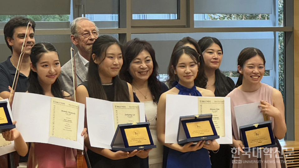 사진 앞줄 왼쪽 두 번째부터 차례로 첼로 전공 이서경 학생, 송희송 교수, 플루트 전공 김민은 학생.