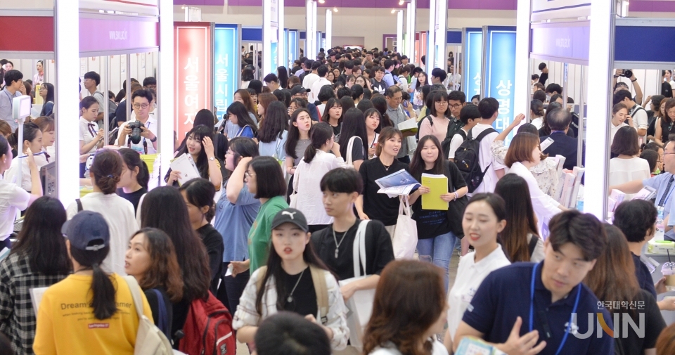 수시박람회장에 입학정보를 얻고자 찾은 학생과 학부모들로 인산인해를 이뤘다.(사진=한명섭 기자)