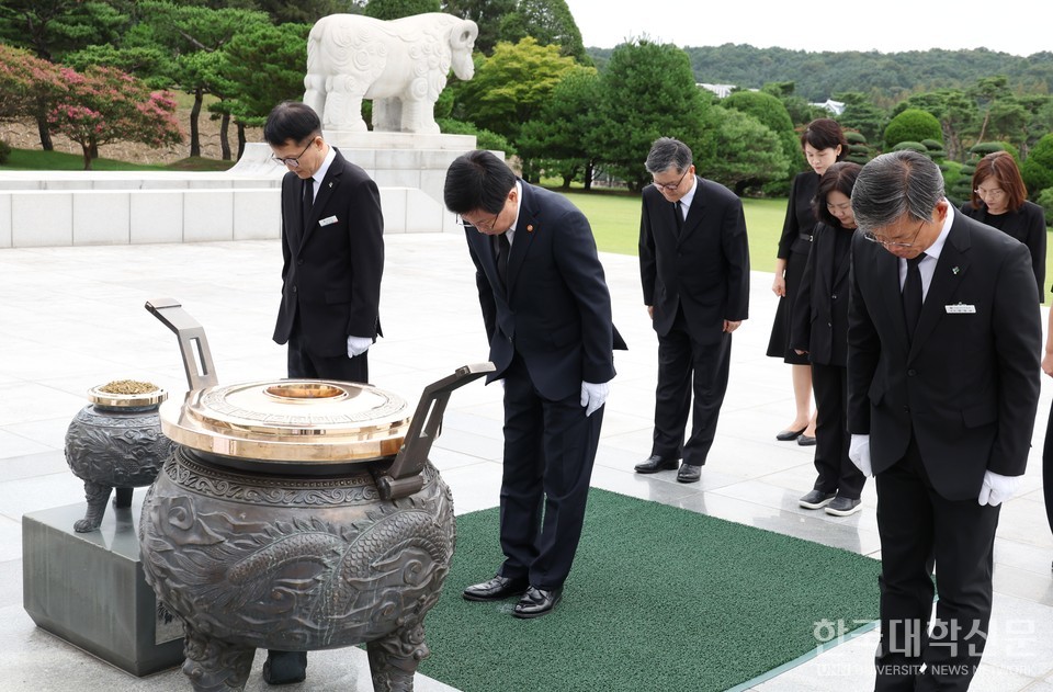 최 부총리는 11일 이재명 대통령으로부터 교육부 장관 임명안을 재가받아 12일 국립대전현충원 참배를 시작으로 공식 일정을 시작했으며, 참배를 마친 뒤에는 정부세종청사로 출근해 취임식을 가졌다. (사진=교육부)